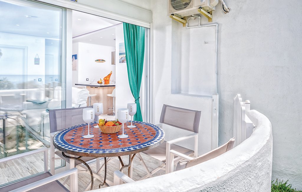 Diese wunderschöne Strandwohnung mit 2 Schlafzimmern befindet sich im Komplex „Algaida“ in Calahonda. Der Komplex ist nur 20 Meter vom Strand entfernt und verfügt über einen Kinderspielplatz un..