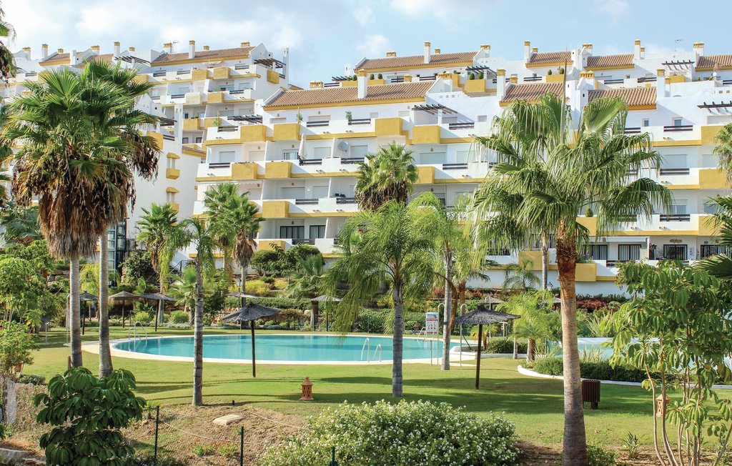 Deze charmante vakantiewoning ligt in het Calanova Golf Complex, ongeveer 3 km van de stad La Cala de Mijas. Het complex biedt weelderige tuinen, 2 gemeenschappelijke zwembaden, waarvan één het hele..