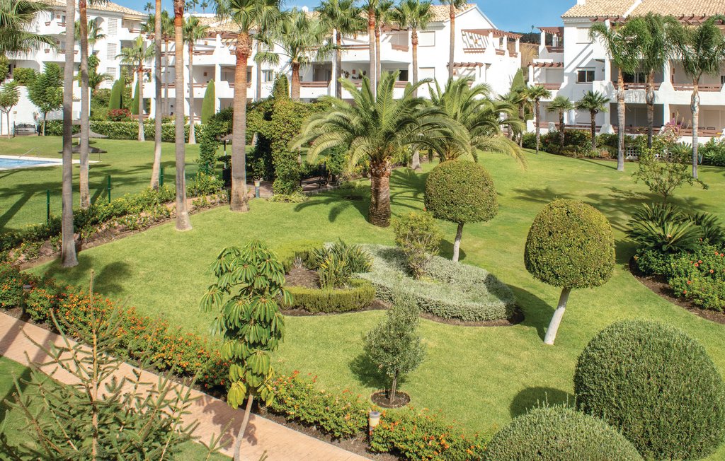 Dit moderne, ruime penthouse appartement met 2 slaapkamers ligt in het uitgebreide en goed onderhouden Selwo Hills wooncomplex in Estepona. Het complex biedt prachtig onderhouden gemeenschappelijke tu..