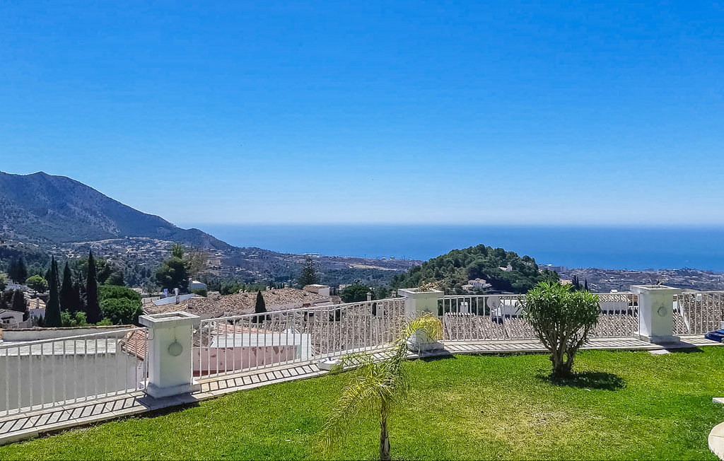 Dit ruime vakantiehuis met spectaculair uitzicht op de Middellandse Zee ligt in een van de bekendste en meest bezochte witte dorpen van Andalusië, Mijas Pueblo. Het dorp is omgeven door een bergachti..