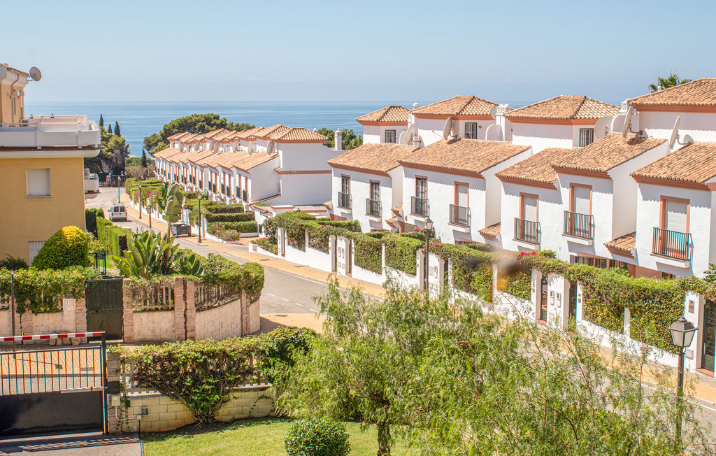 Deze mooie vakantiewoning met 2 slaapkamers ligt in het goed onderhouden, mooie complex Las Mimosas de Cabopino. Het complex biedt weelderige, goed onderhouden tuinen en een zwembad met een groot zwem..