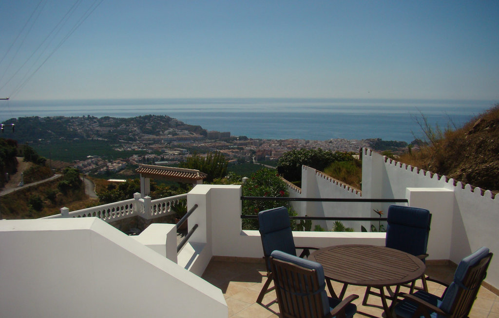Dieses herrliche Haus überblickt aus seiner erhöhten, ruhigen Lage, Meer, Täler und Berge. Es setzt sich aus drei unabhängigen Wohnbereichen zusammen, die durch die Terrasse und den Pool getrennt ..