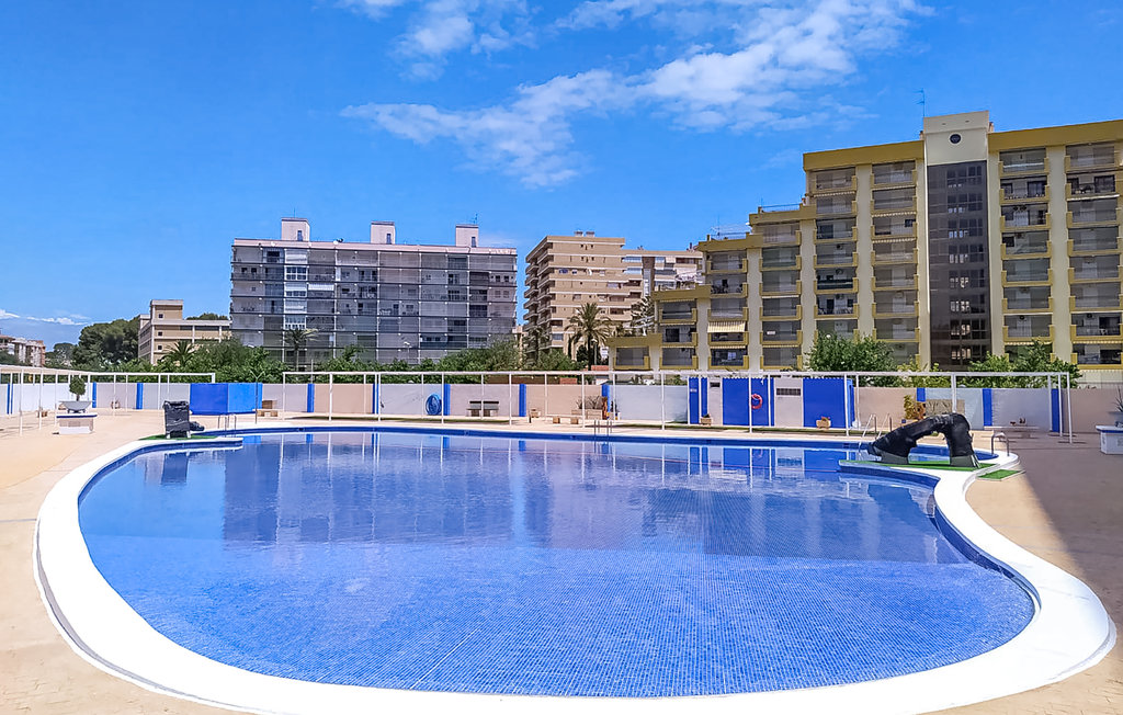 Mooi vakantiehuis op slechts 5 minuten van Playa de la Concha in Oropesa del Mar. Het domicilie heeft 2 slaapkamers, een badkamer, een grote woonkamer met keuken en toegang tot een prachtig terras waa..