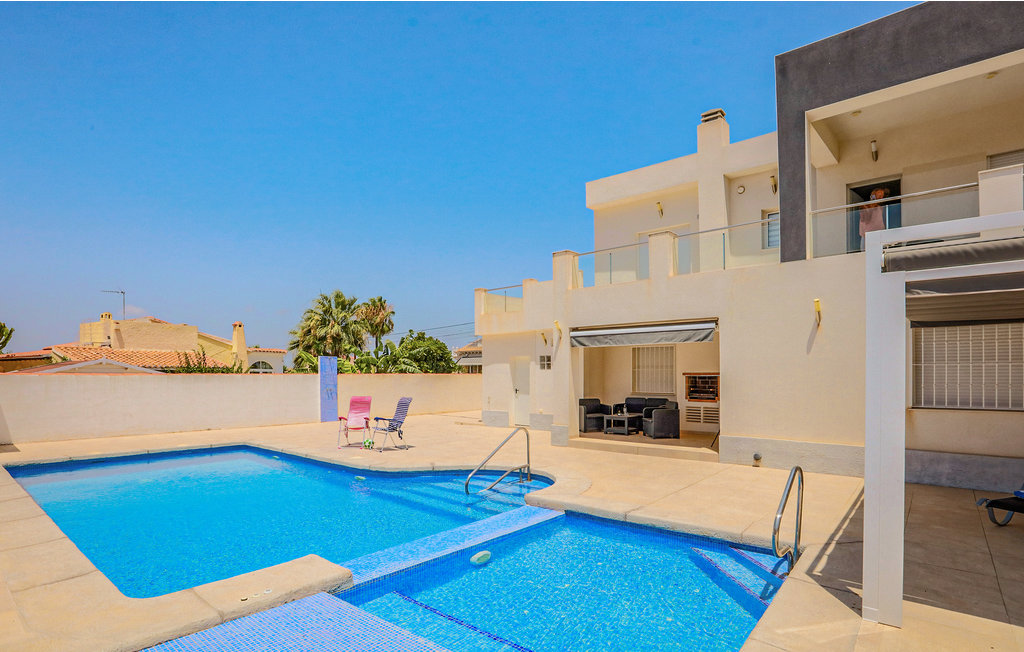 Lassen Sie in diesem komfortablen Ferienhaus mit Pool die Seele baumeln.

In dieser modern und gut ausgestatteten Ferienunterkunft können Sie sich so richtig entspannen. Genießen Sie den Ausblick au..