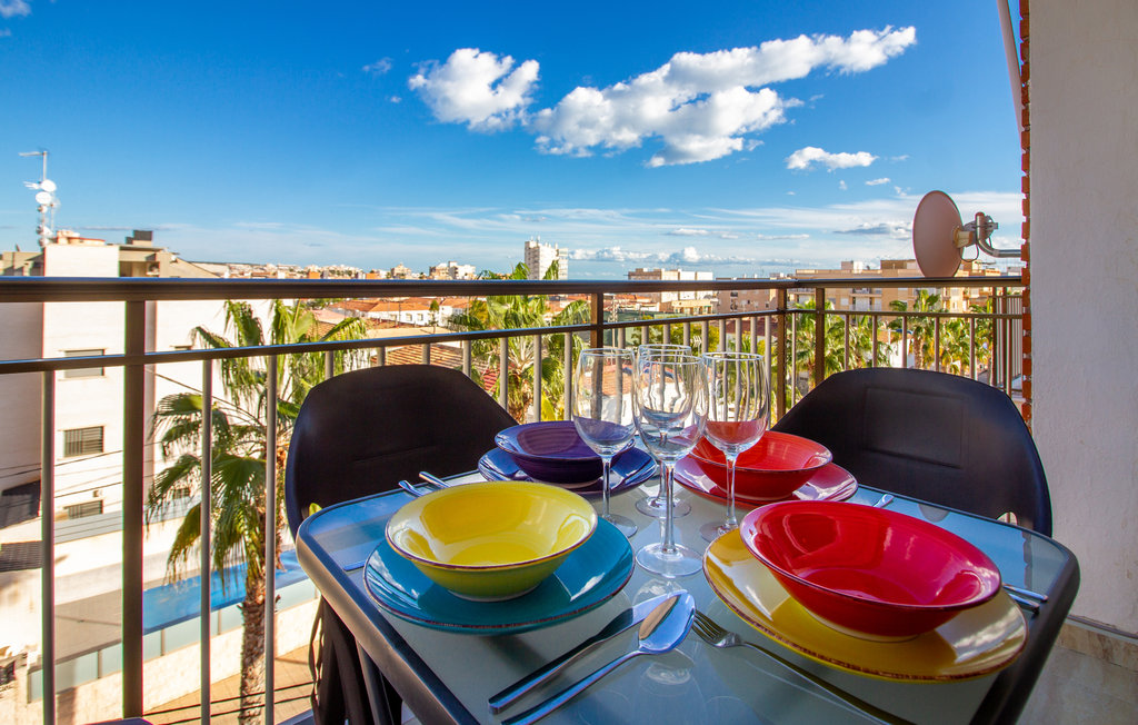 Dit mooie appartement voor 6 personen in Santa Pola, Alicante, heeft een woonoppervlak van 72 m² en 3 slaapkamers en 1 badkamer. Op de 4e verdieping zonder lift. met het Ontbijt heeft u een geweldig ..