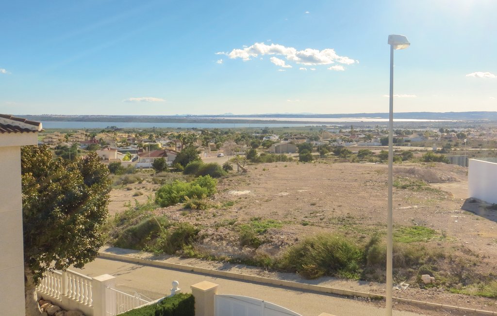 Dit prachtig ingerichte, vrijstaande vakantiehuis strekt zich uit over een niveau en heeft veel te bieden. Het huis bestaat uit drie slaapkamers en twee badkamers met vloerverwarming. Adembenemende ui..