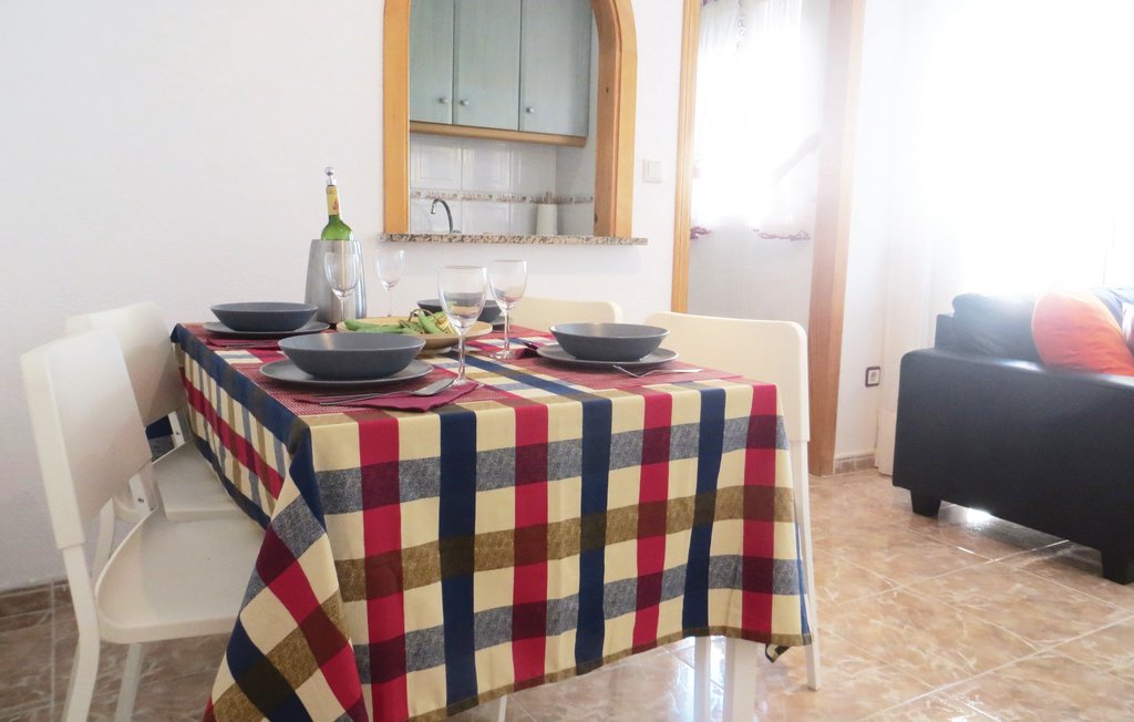 Diese gemütliche Ferienwohnung befindet sich im Zentrum von Torrevieja, Alicante. Die Wohnung auf der 2. Etage hat auf 52 m² in 2 Schlafzimmern eine Kapazität für 4 Personen. Des Weiteren verfügt..