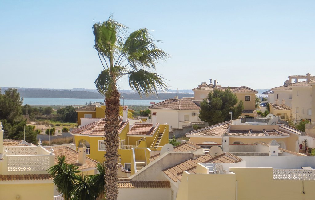 Fantastische Doppelhaushälfte in der Quesada Urbanization, Rojales, Alicante, wo Sie eine Vielzahl von Freizeitmöglichkeiten und nahe gelegene Orten genießen können. Das Haus erstrahlt in fröhlic..