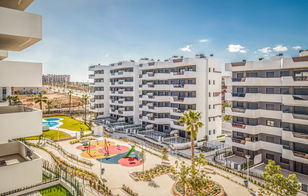 Mooie en elegante flat in een privécomplex met gemeenschappelijk zwembad en jacuzzi in Arenales del Sol, Costa Blanca, op slechts 450 m. van een van de beste stranden in de omgeving.
De flat heeft ee..