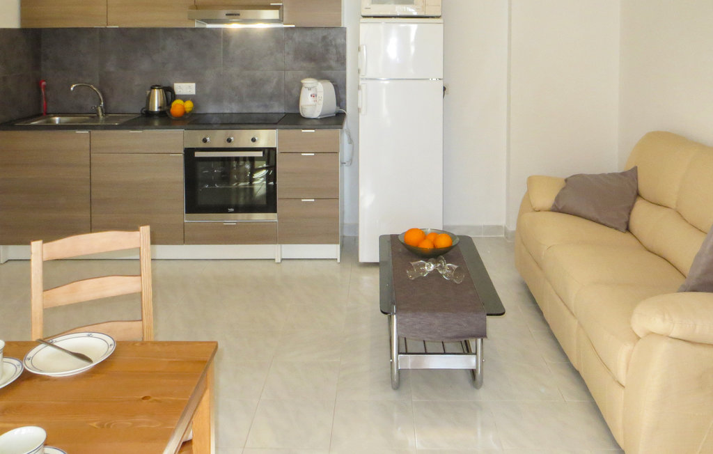 Einfache und gemütliche Ferienwohnung in Torrevieja, Alicante mit Platz für 4 Personen. Es gibt 3 Schlafzimmer und 1 Badezimmer und eine offene Küche. Es gibt eine kleine Terrasse. Die Wohnung lieg..