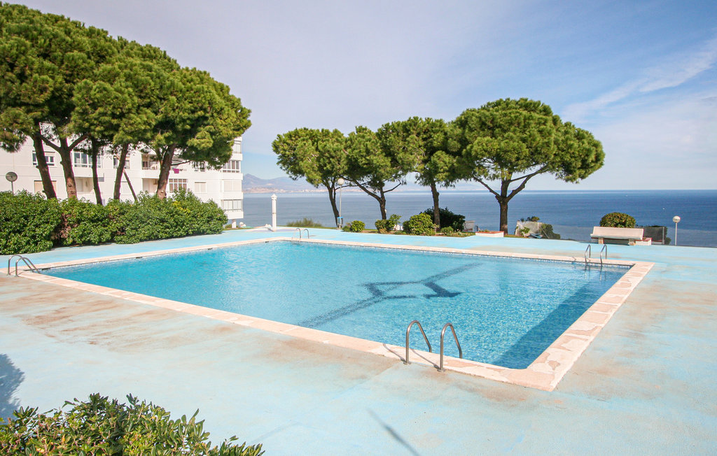 Entspannen Sie am Pool und genießen Sie den herrlichen Blick auf das Meer von einer schönen Terrasse. 

Diese geräumige und helle Ferienwohnung im Avantgarde-Stil und in warmen Farbtönen ist ideal..