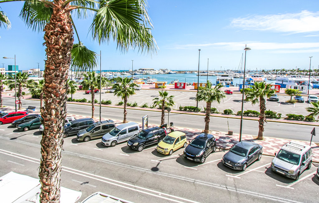 Grote vakantiewoning met uitzicht op de haven in Santa Pola.

De flat is gelegen in een van de beste wijken van de stad, tegenover de haven en op een steenworp afstand van het strand, de jachthaven en..