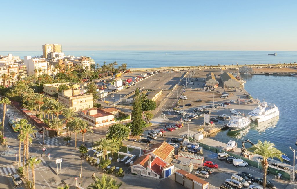 Dit charmante appartement op de bovenste verdieping biedt een prachtig uitzicht op de haven van Torrevieja en de boulevard. Het ruime balkon ligt op het zuiden en is ideaal voor gasten die de hele dag..