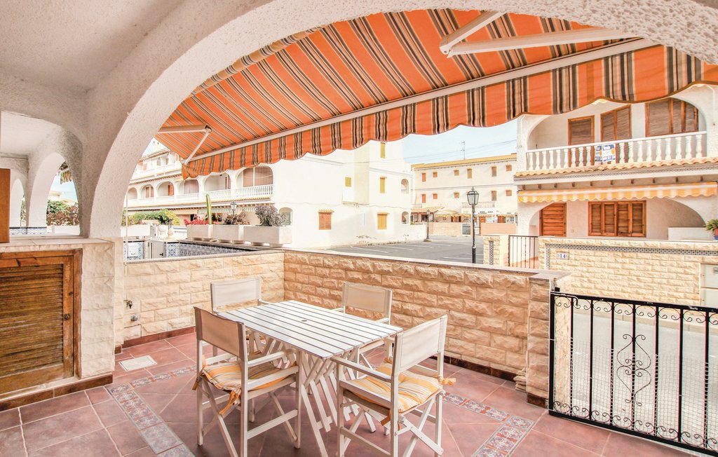 In Santa Pola an der Costa Blanca, nur 50 m vom Strand entfernt, liegt dieses schöne Ferienreihenhaus mit 3 Etagen und einer fantastischen Terrasse, von wo aus Sie lange Spaziergänge an den Ufern de..
