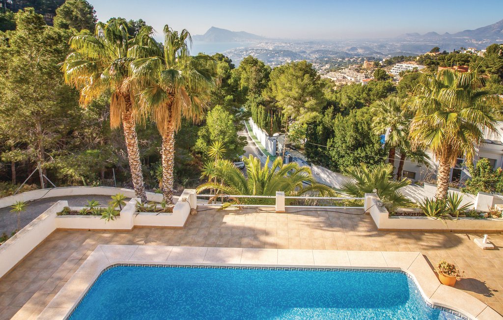 Über eine Freitreppe gelangt man auf die Pool- und Schlafebene dieses großzügigen Hauses und von der darrüberliegenden Wohnebene mit einer überdachten Terrasse hat man einen atemberaubenden Panor..