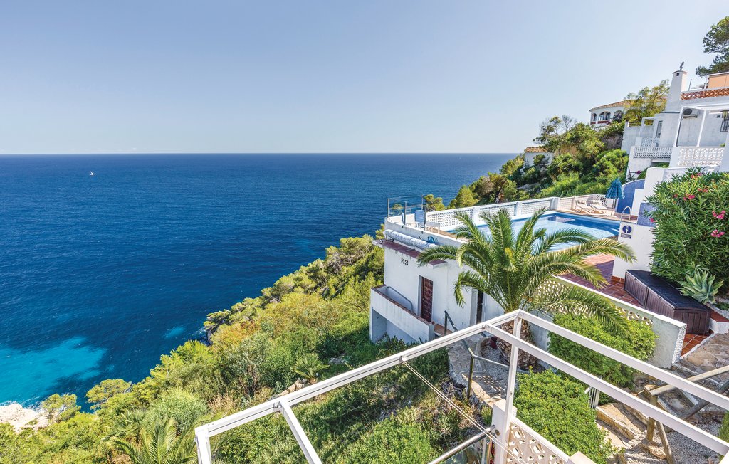 Hoog boven de zee, met een adembenemend panoramisch uitzicht, ligt dit complex, dat is omgebouwd tot 6 huizen voor de verhuur. Elk huis heeft een aparte ingang en individuele terrassen. Het prachtige ..