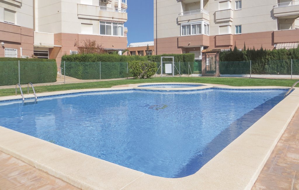 Diese entzückende Ferienwohnung mit Gemeinschaftspool liegt mitten in Torrevieja, nur 1 Kilometer vom Strand entfernt direkt neben dem Busbahnhof, der das Städtchen mit den Flughäfen von Alicante u..