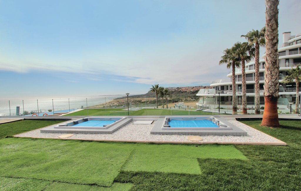 Deze luxe vakantiewoning ligt in een van de meest exclusieve urbanisaties van Arenales del Sol en de Costa Blanca, op slechts 350 m van een prachtig zandstrand. Het wooncomplex heeft drie jacuzzi's, e..