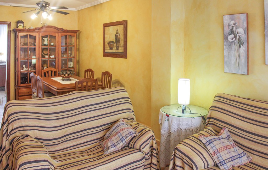 Dit ruime appartement in Los Alcázares is geschikt voor maximaal 11 personen op Mar Menor op drie verdiepingen met 5 slaapkamers en 3 badkamers. Vanaf het balkon ziet u het strand op een steenworp af..