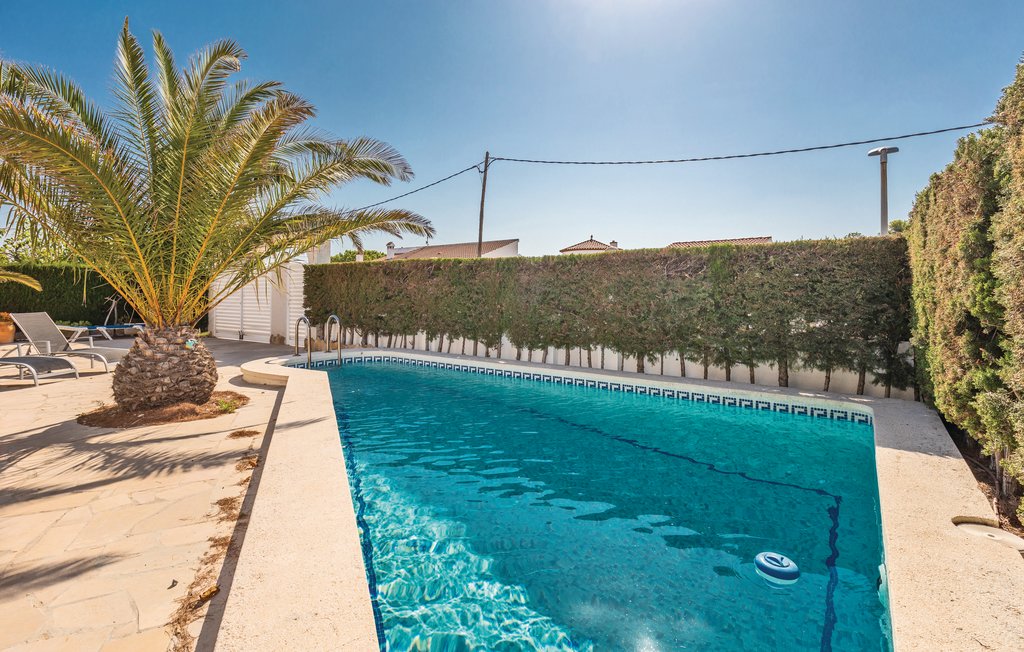 Gezellige vakantievilla met een privé-zwembad in Tres Calas (L'Ametlla de Mar) op slechts 1 km van de prachtige stranden van het zuiden van de Costa Dorada. Hier kunt u ontspannen op het overdekte te..