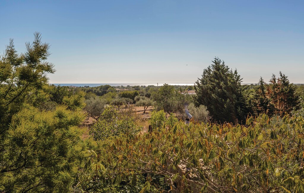 Freuen Sie sich auf einen schönen Familienurlaub in diesem geräumigen Ferienhaus mit Pool.

Das Haus empfängt seine Gäste an der Costa Dorada in kurzer Entfernung zum Strand. Geflieste Böden und ..