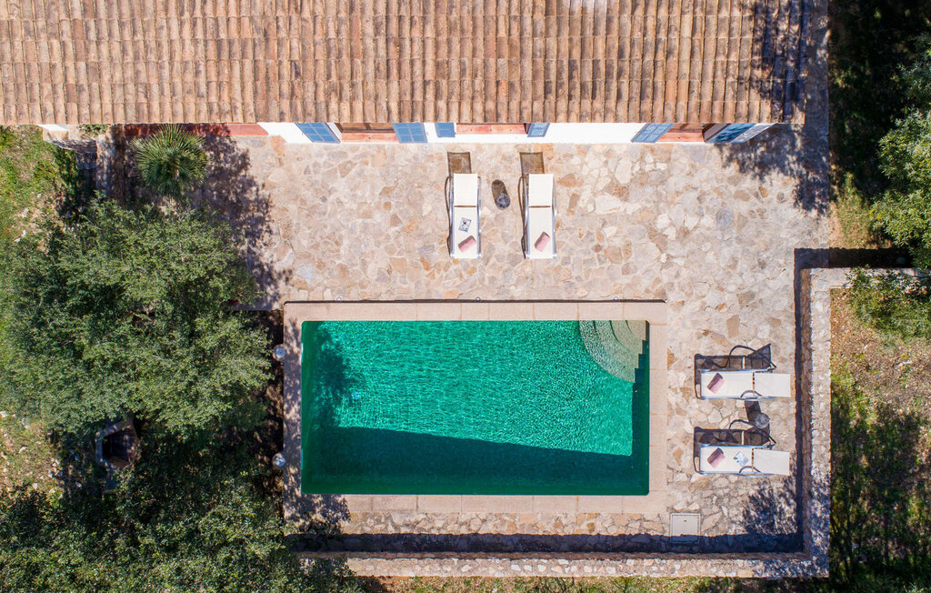 De prachtige stenen villa "Es Garbalio" wordt omringd door eeuwenoude bomen en verwelkomt je met betoverende turquoise gekleurde luiken en een ruim omheind terras. Het terras heeft een prachtig zwemba..