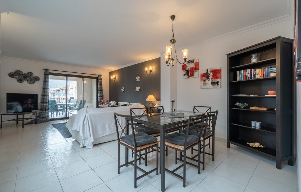 Wer sich für diese Ferienwohnung auf Mallorca entscheidet, kann im Urlaub getrost das Auto stehen lassen. Die ideale Erreichbarkeit aller Annehmlichkeiten des täglichen Bedarfs sowie des Strandes sc..