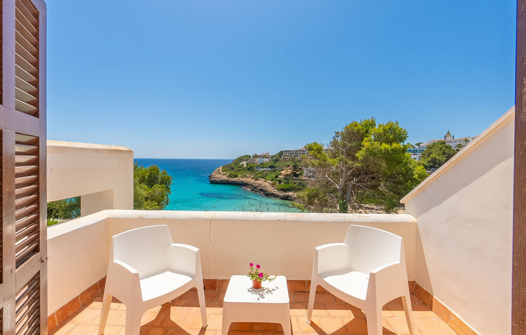 Die Strandvilla „Mendía Playa“ genießt eine dominante Lage über der türkisfarbenen Badebucht Cala Mendía an der Ostküste Mallorcas. Der gesamte Außenbereich ist nach Südosten ausgerichtet ..