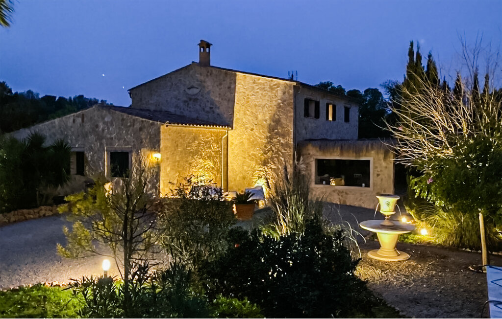 Genießen Sie eine unvergessliche Auszeit in diesem bezaubernden Ferienhaus mit Pool in ländlicher Lage.

Willkommen in dieser großzügigen mallorquinischen Finca, in der Sie eine gelungene Kombinat..