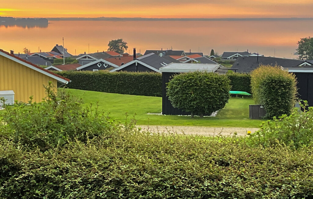 Haus hoch gelegen auf einem schönen Gartengrundstück am Rande eines großen Ferienhausgebiets. Von der ungestörten Terrasse genießen Sie die einmalige Aussicht auf den Kleinen Belt und Fünen. Es ..