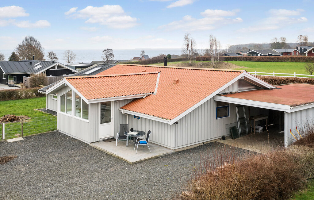 Geniet van het uitzicht op zee vanuit dit mooie vakantiehuis met een grote serre.

Breng je vakantie door in dit gezinsvriendelijke vakantiehuis. Je zult je thuis en ontspannen voelen in dit vakantieh..