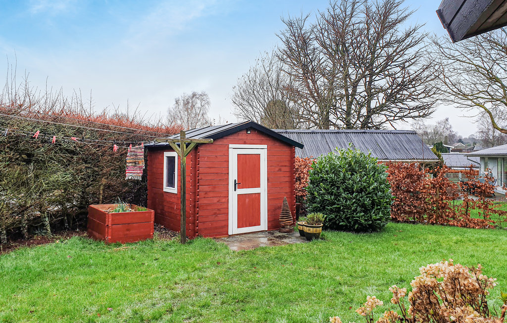 Klassiek, Deens vakantiehuis met een groot houten terras.
Het huis bestaat uit 3 slaapkamers, 1 badkamer, een gezellige en lichte woonkamer met tv en een eetkamer die openstaat voor de keuken.
Enterta..