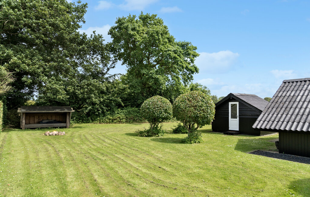 Kijk uit naar dit uitnodigende vakantiehuis met entertainmentruimte in het tuinhuis.

Dit gezellige vakantiehuis verwelkomt je niet ver van de Kleine Belt. Het mooie huis met lage plafonds biedt je ee..