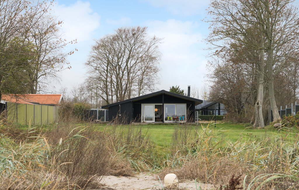 Breng een ontspannen gezinsvakantie door in dit vakantiehuis met directe toegang tot de zee.

Je vakantiehuis, direct gelegen aan Bjert Strand, biedt een stijlvol, open interieur dat meteen een uitnod..