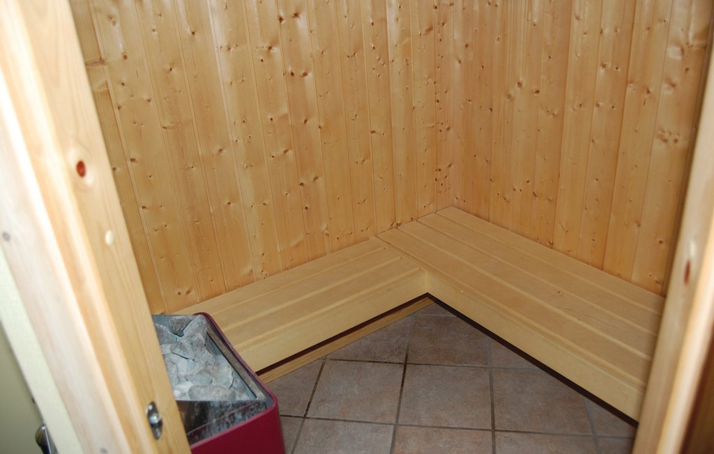 Schönes Haus in einem kleineren Ferienhausgebiet. Durch die Lage des Hauses auf einer Anhöhe wird Ihnen ein herrlicher Meerblick geboten. Die Einrichtung ist durch und durch modern, die Möbel sind ..