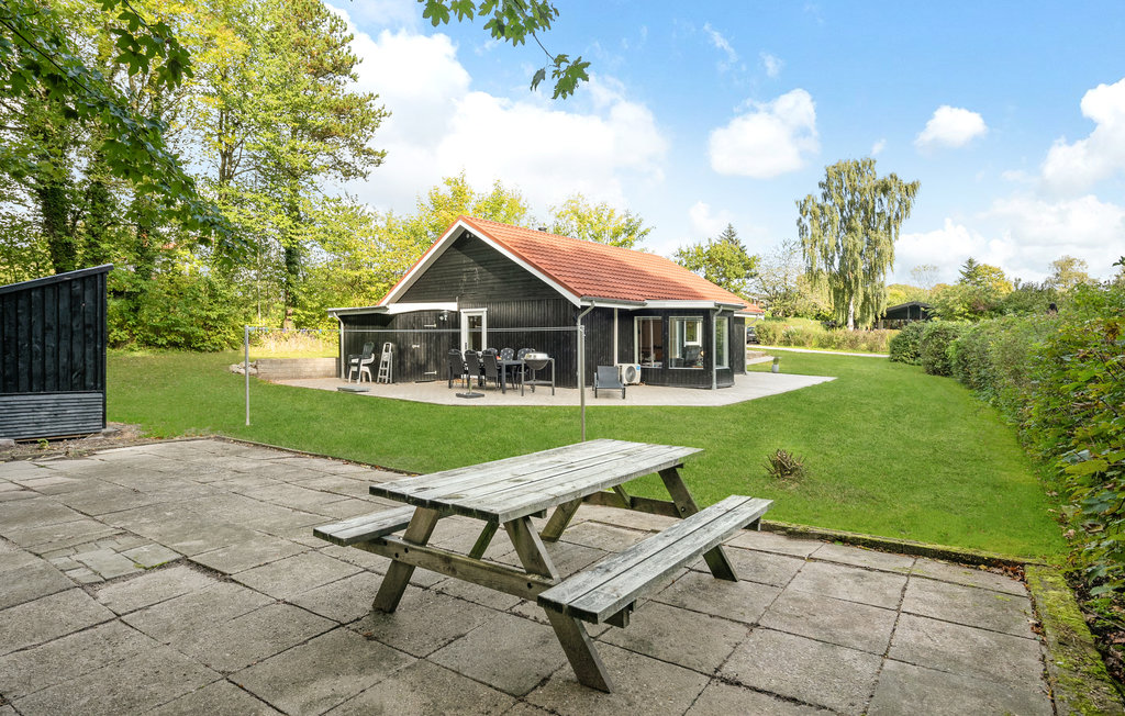 Dieses gemütliche Ferienhaus in Kelstrup ist nur 300 Meter vom Strand entfernt. Rund um das Haus befinden sich mehrere Terrassen, auf denen Sie den ganzen Tag in der Sonne sitzen können.

Das Haus h..