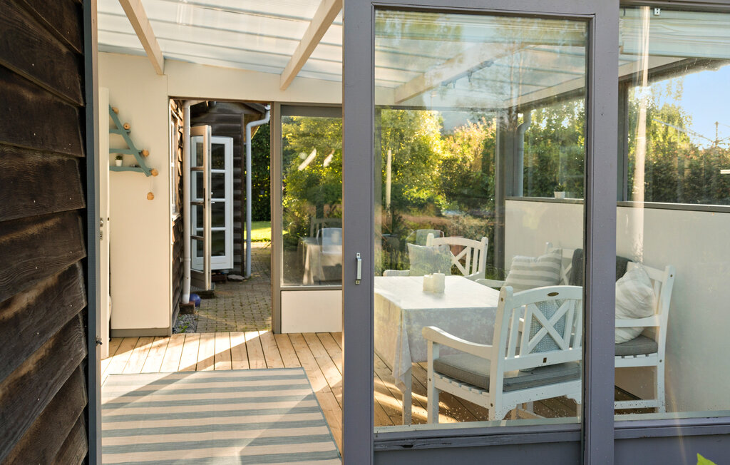 Ervaar de warme vakantiesfeer in dit prachtige vakantiehuis in Zuid-Denemarken.

Dit vakantiehuis in het zuiden van Denemarken is de ideale plek voor een ontspannen vakantie. Met zijn rustieke houten ..