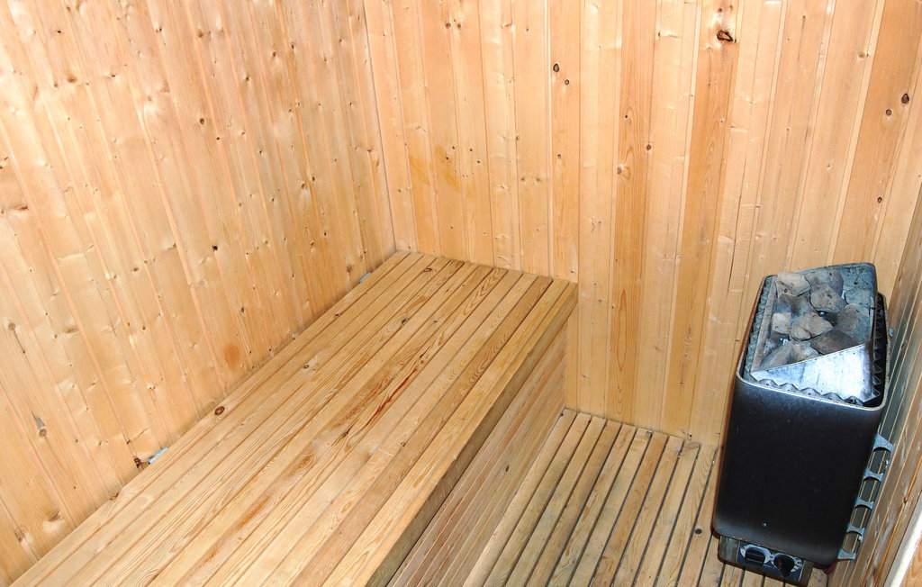Dit mooie huis ligt aan een familievriendelijk strand in een familievriendelijk vakantiehuisgebied op een rustig perceel. Smaakvol ingericht en voorzien van alle moderne faciliteiten zoals sauna en 4 ..