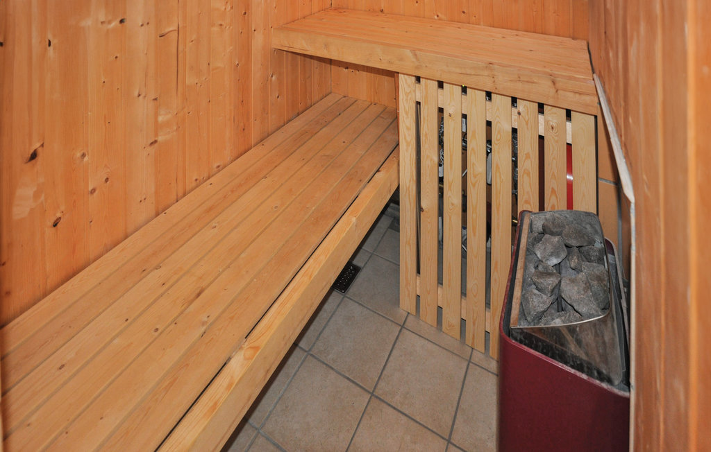 Dieses zweistöckige herrliche Ferienhaus liegt in der Nähe des beliebten Skovmose Strandes auf einem offenen Naturgrundstück. Es verfügt über alle modernen Annehmlichkeiten und ist mit drei Schla..