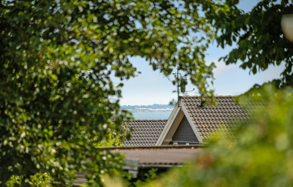 Genießen Sie den Urlaub in einem geschmackvollen Ferienhaus mit Sauna und großzügiger Terrasse.

Dieses helle und einladende Ferienhaus bietet Ihnen ein ansprechendes Ambiente, das keine Wünsche o..