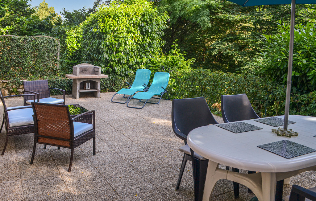Gemütliche Ferienwohnung an der Dordogne.

Hier, im Erdgeschoss dieses tollen alten Hauses, liegt diese Ferienwohnung, die die optimale Basis für Ihren aktiven Urlaub in Frankreich ist.
Ein kurzer S..