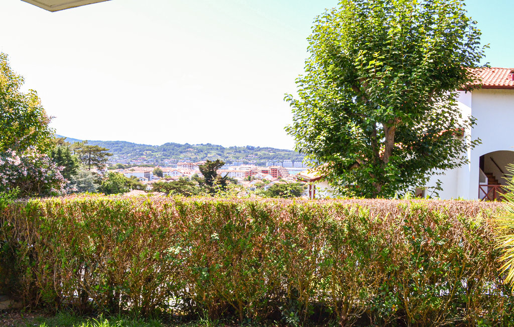 Charmantes Ferienhaus mit Palmen in den Garten und Panoramablick auf die spanische Küste.

In den Anhöhen von Hendaye begrüßt Sie dieses entzückende Ferienhaus im lokalen Stil. Hier wohnen Sie in..