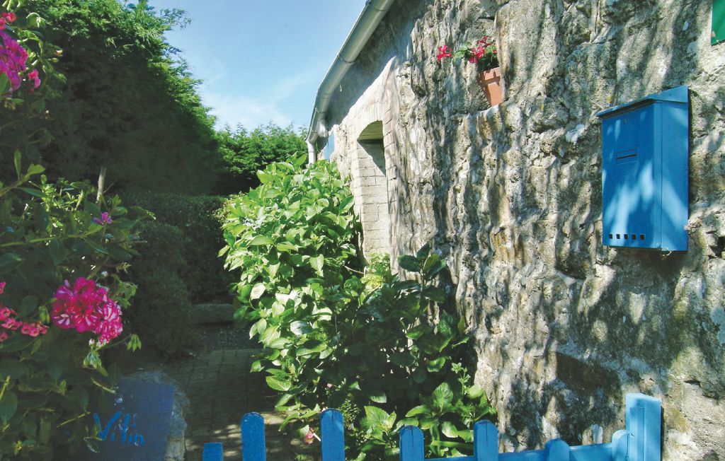 Dit historische stenen huisje is een zeer aangenaam vakantieverblijf voor een ontspannen vakantie aan de Côtes d'Armor. Bij het vakantiehuis hoort een mooie tuin met een zonnig terras zodat u met het..
