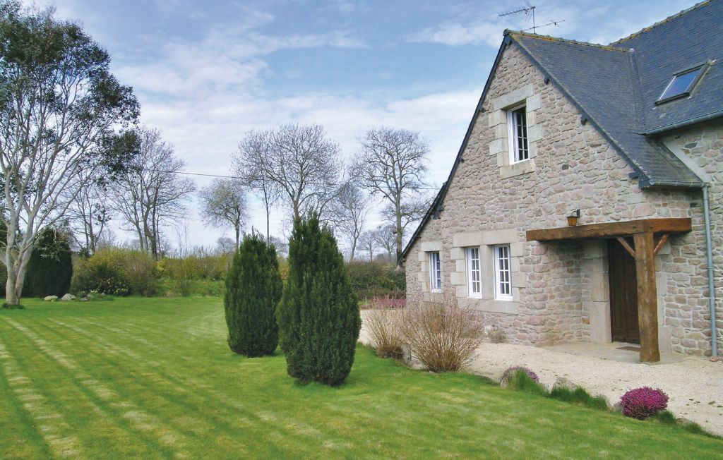 Dieses charakteristische Steinhaus aus dem 19. Jahrhundert befindet sich auf dem wunderschönen, 2.000 m² großen Grundstück des Eigentümers, auf dem Sie es sich auch in Gartenmöbeln bequem machen..