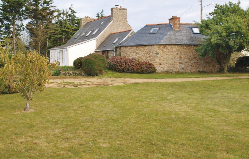 Deze twee vakantiehuizen delen samen een grondstuk. Ze hebben wel een eigen inrit en zijn gelegen aan het begin van de landtong Sillon du Talbert in Pays du Trégor. Bij FBC462 horen twee mooie terras..