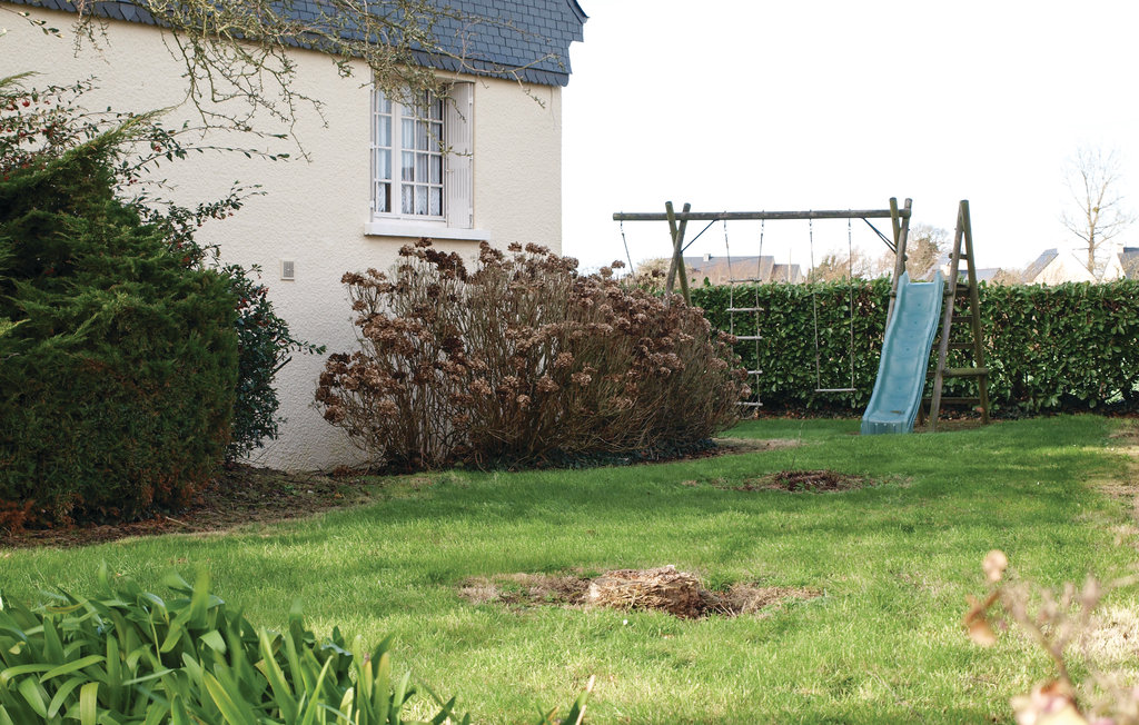 Charmantes Haus in ruhiger Lage. Entdecken Sie unweit entfernt die herrliche Stadt Paimpol. Auch: Die Bréhat-Insel und die Abtei Notre-Dame de Beauport. Schlafzimmer 5 mit Babyausstattung.