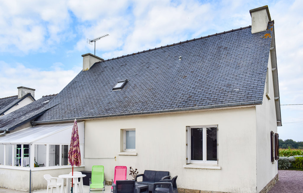 Zeitgenössisch eingerichtetes Ferienhaus im neobretonischen Baustil. Sie urlauben hier an der Côte d'Emeraude und sind nur 1.200 m vom langen, feinen Sandstrand von Sables-d'Or-les-Pins entfernt. Mi..