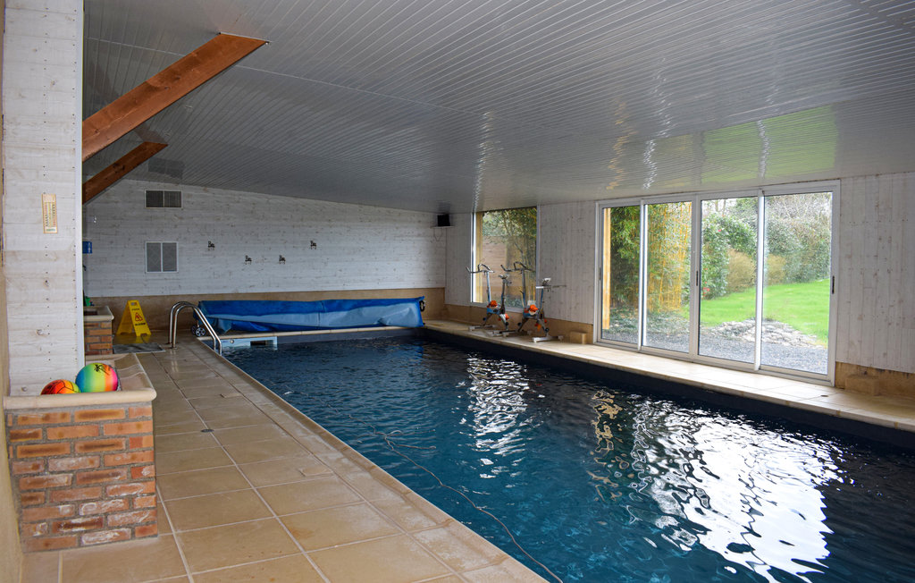 Charmante accommodatie voor twee personen bij de kust van Bretagne.

Wilde Atlantische kust, pittoreske havenstadjes en een sfeer van hoge levenskwaliteit: dat is het decor van een karaktervol geheel ..