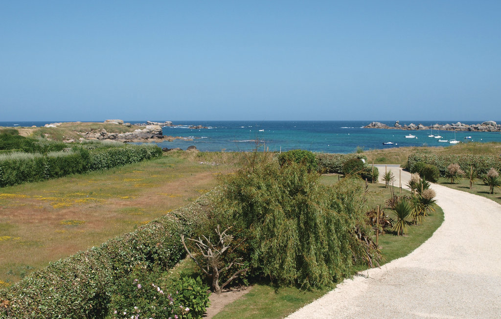 Dieses große und komfortable Ferienhaus im herrlichen Departement Finistère erwartet Sie gleich am Meer. Ihnen stehen ein großer Garten und eine Grillterrasse mit Panoramablick auf das Litoral zur ..