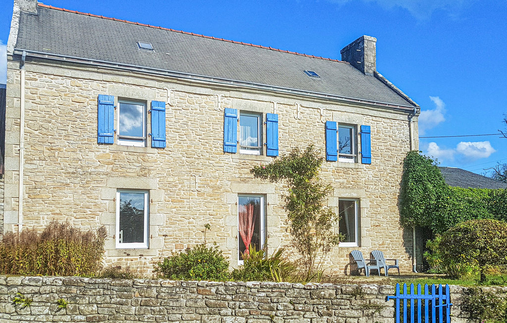 Großes, gründlich renoviertes Haus mit einem schönen Garten. Ruhige Lage unweit eines schönes Dorfs sowie 12 km von Quimper und der herrlichen Bucht von Audierne mit ihren vielen Stränden. Tischt..